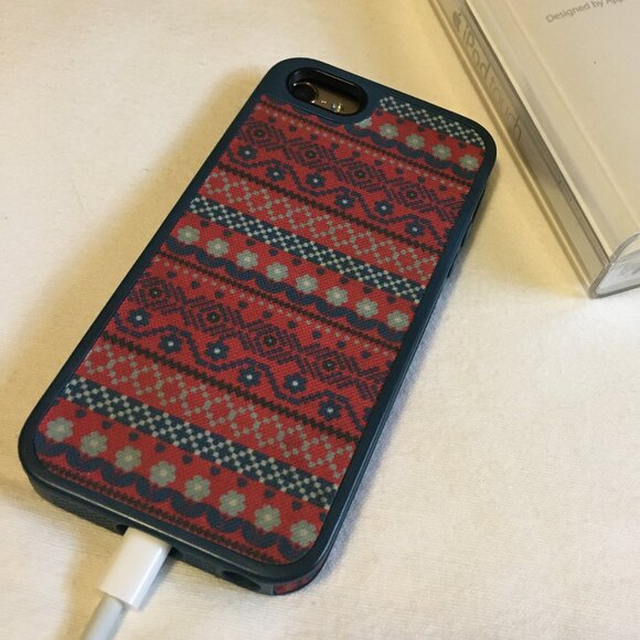 6th Generation iPod Touch 60GB in White With Folksy Print Speck Case - Picture 10 of 13